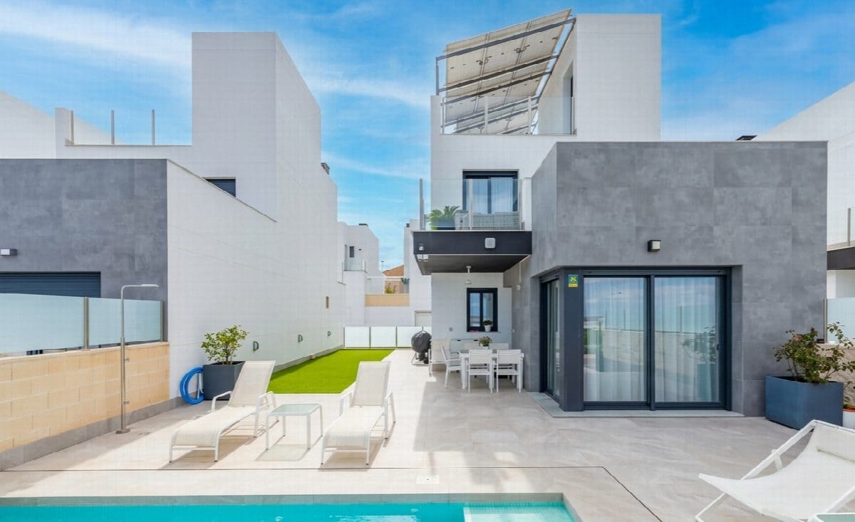 3 bedroom Villa for sale in Torrevieja with pool - € 660,000 (Ref: 8988208)