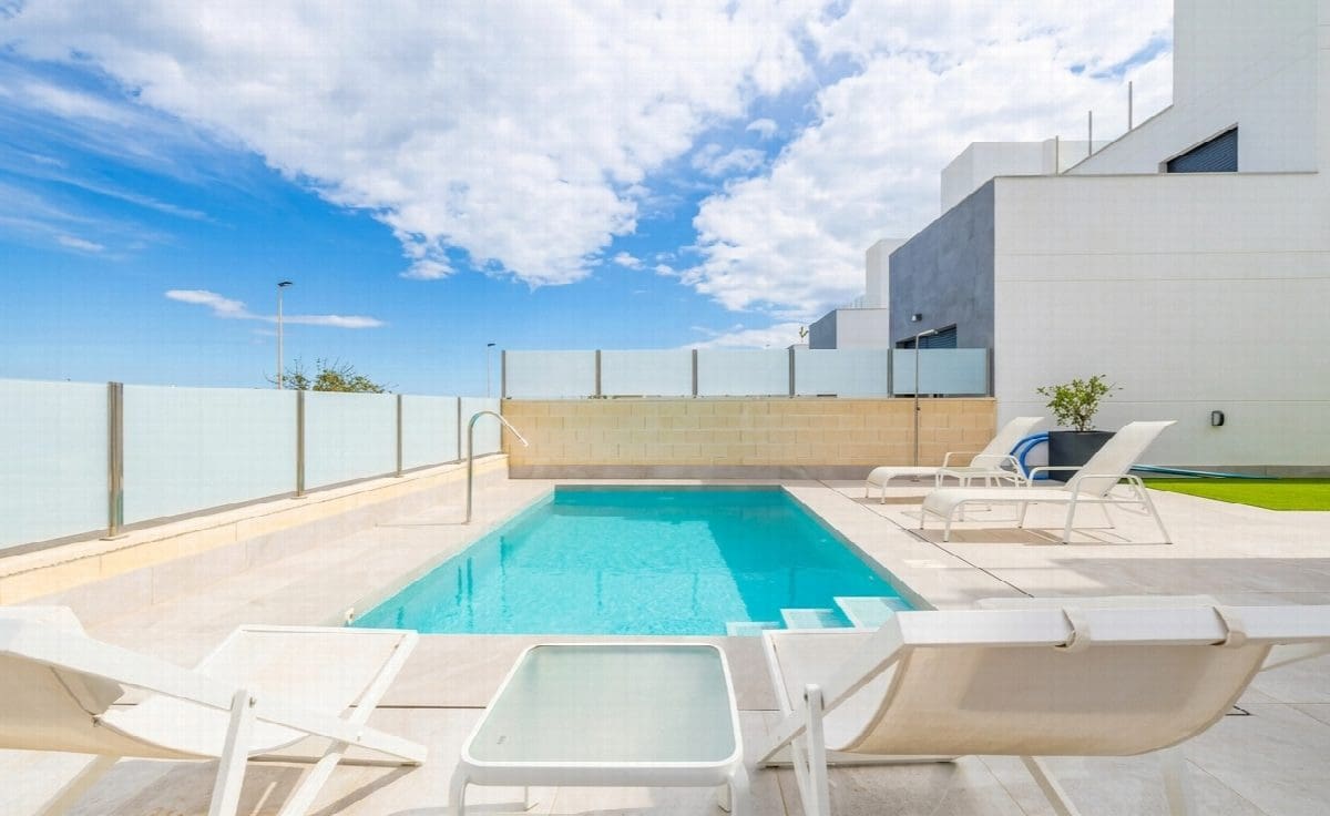 3 bedroom Villa for sale in Torrevieja with pool - € 660,000 (Ref: 8988208)