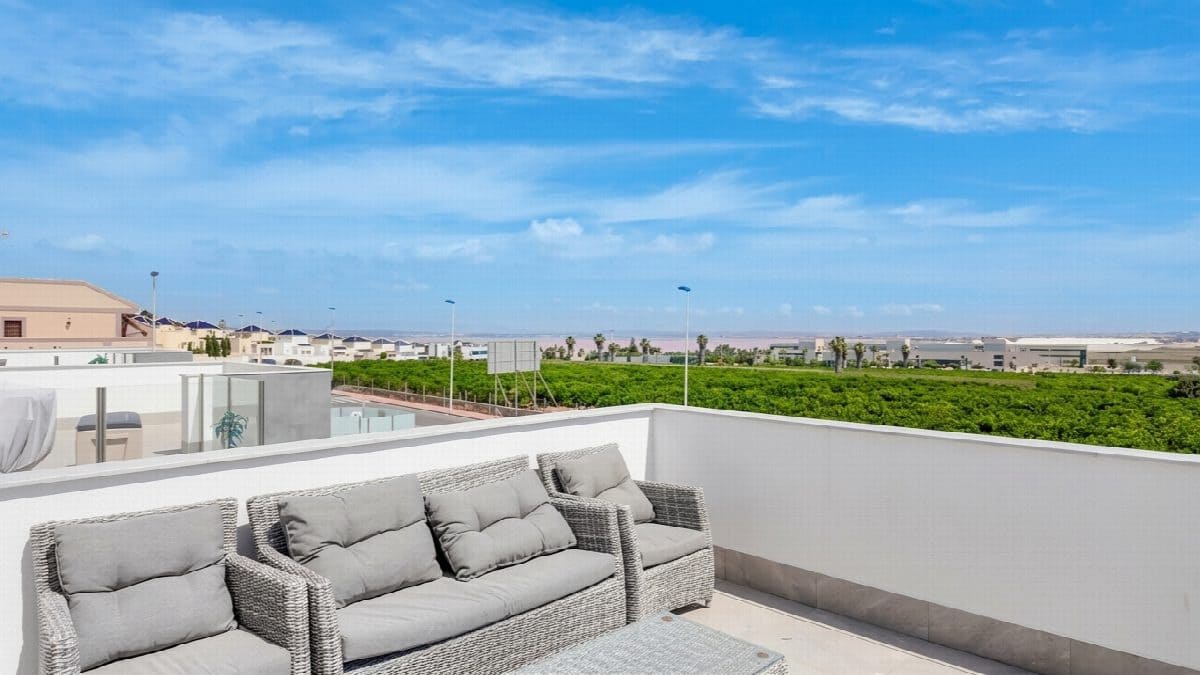 3 bedroom Villa for sale in Torrevieja with pool - € 660,000 (Ref: 8988208)