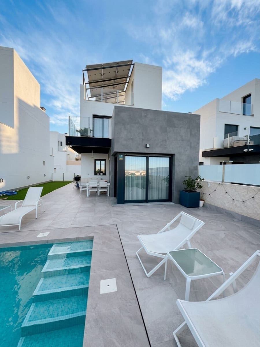 3 bedroom Villa for sale in Torrevieja with pool - € 660,000 (Ref: 8988208)