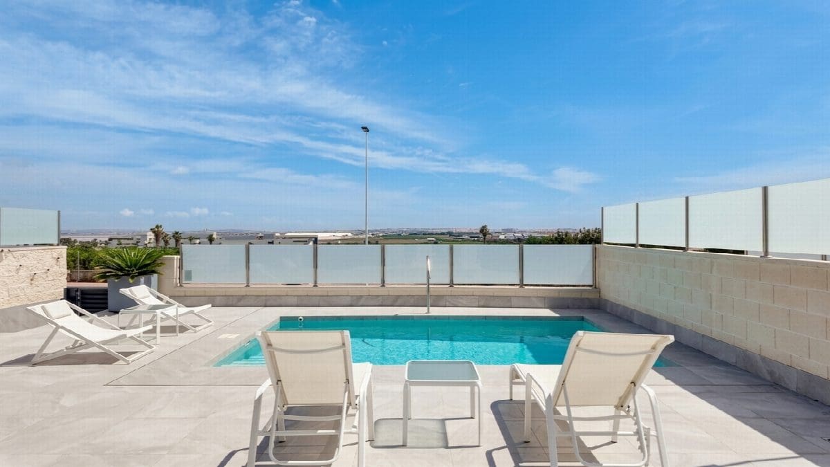 3 bedroom Villa for sale in Torrevieja with pool - € 660,000 (Ref: 8988208)