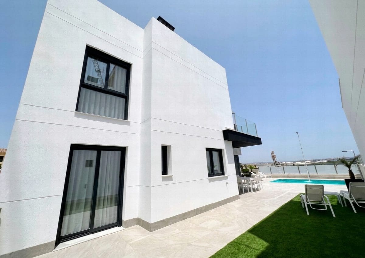 3 bedroom Villa for sale in Torrevieja with pool - € 660,000 (Ref: 8988208)
