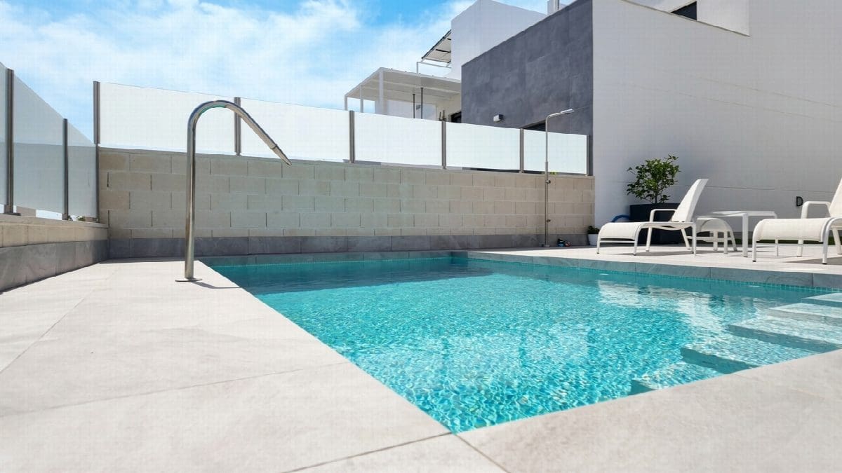 3 bedroom Villa for sale in Torrevieja with pool - € 660,000 (Ref: 8988208)