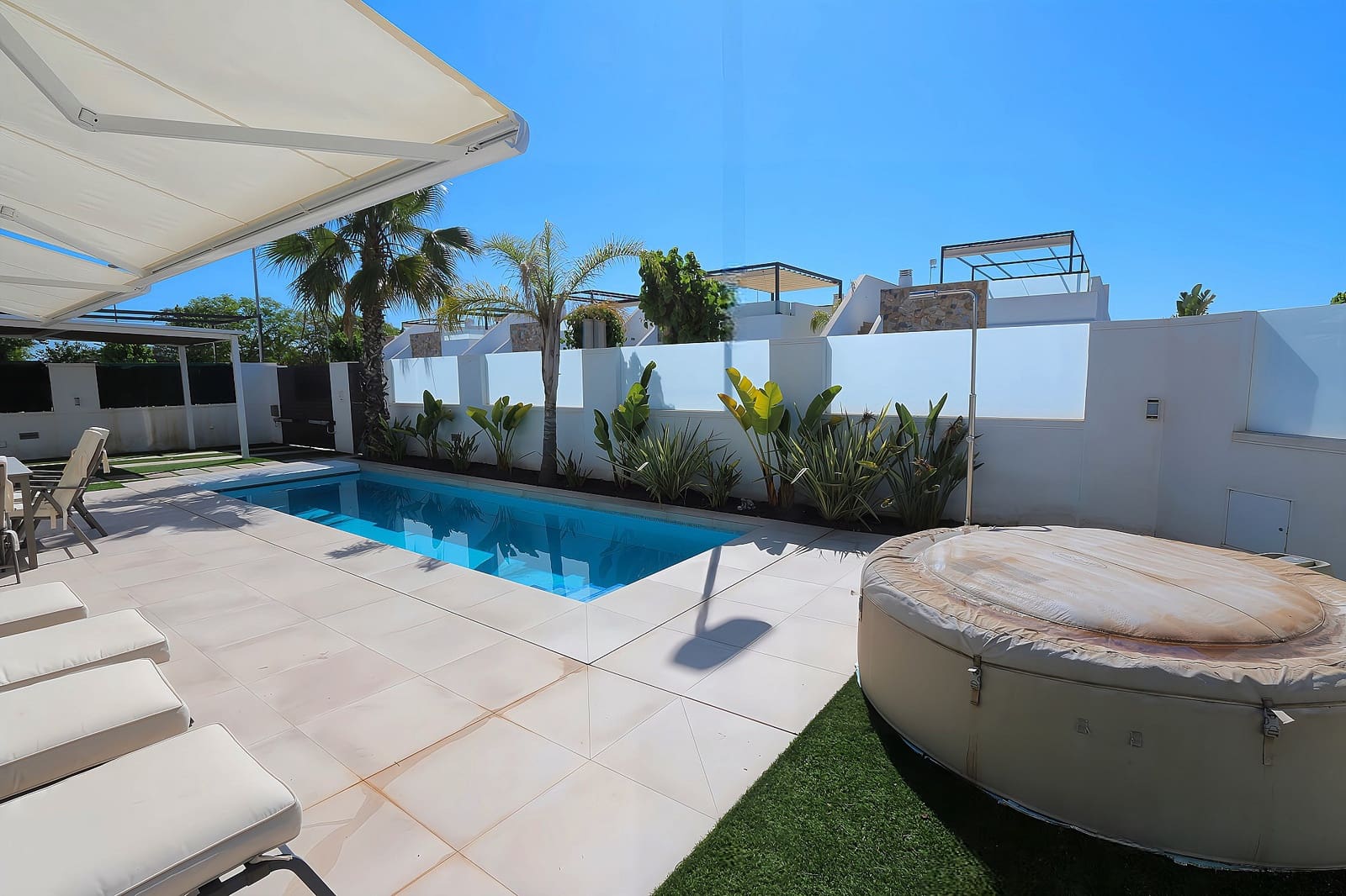 Chalet de 3 habitaciones en Pilar de la Horadada en venta - 495.000 € (Ref: 8998453)