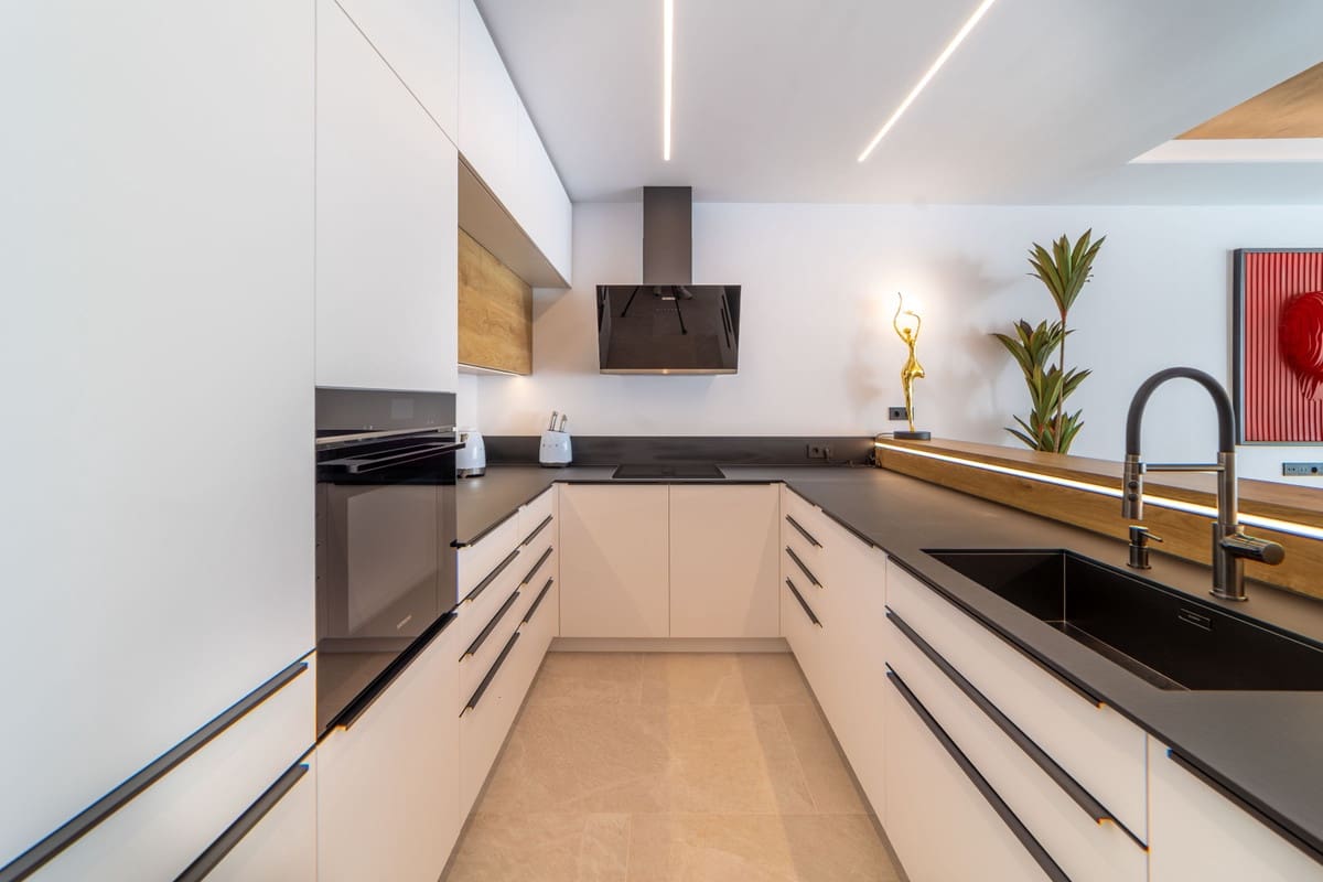 5 soverom Villa til salgs i San Pedro de Alcantara med svømmebasseng - € 2 995 000 (Ref: 9002921)