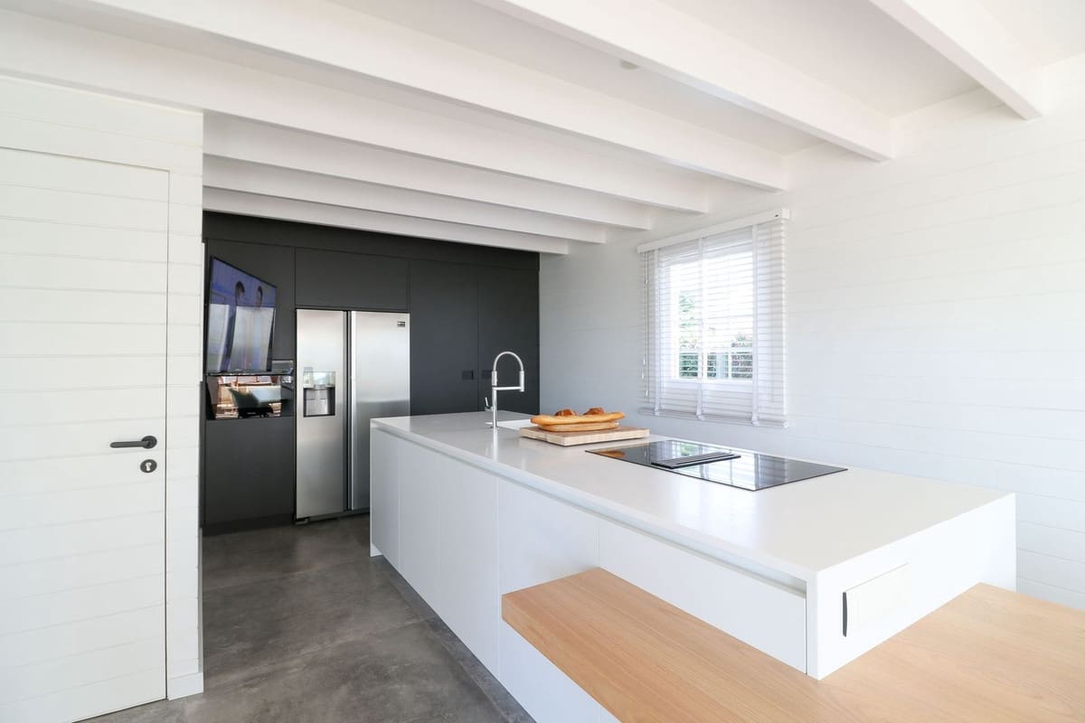 4 bedroom Villa for sale in Benahavis with pool garage - € 1,850,000 (Ref: 9004825)