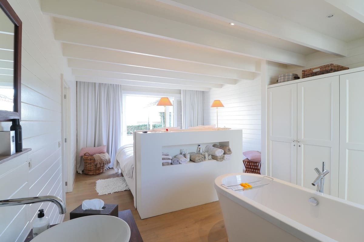 4 bedroom Villa for sale in Benahavis with pool garage - € 1,850,000 (Ref: 9004825)