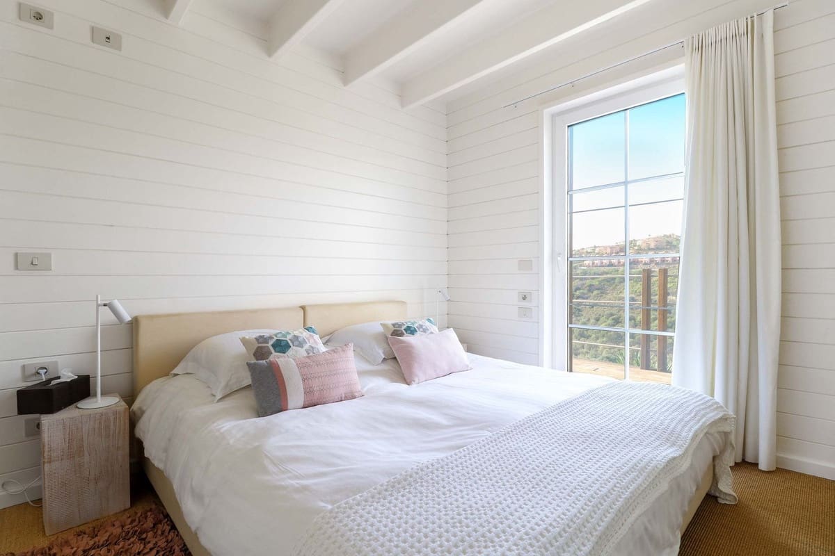 4 bedroom Villa for sale in Benahavis with pool garage - € 1,850,000 (Ref: 9004825)