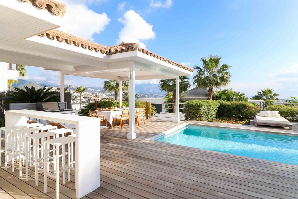 4 bedroom Villa for sale in Benahavis with pool garage - € 1,850,000 (Ref: 9004825)