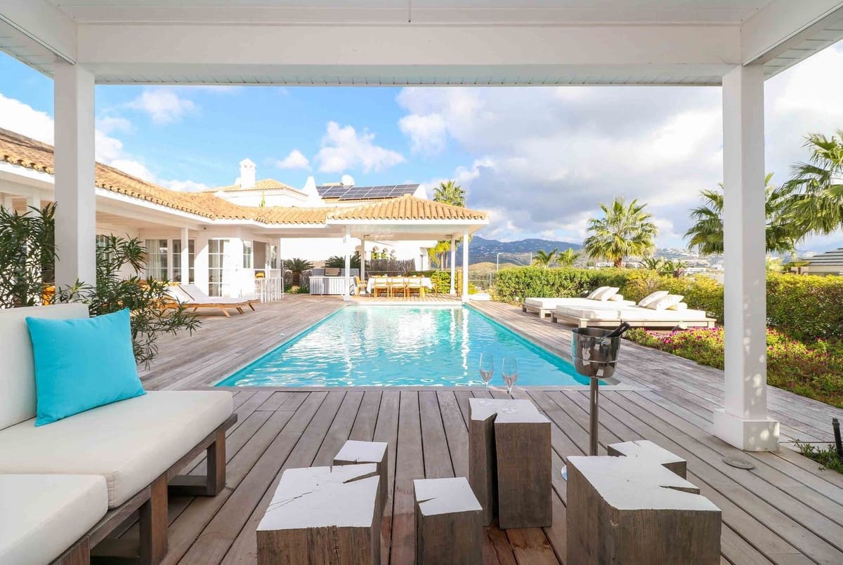 4 bedroom Villa for sale in Benahavis with pool garage - € 1,850,000 (Ref: 9004825)