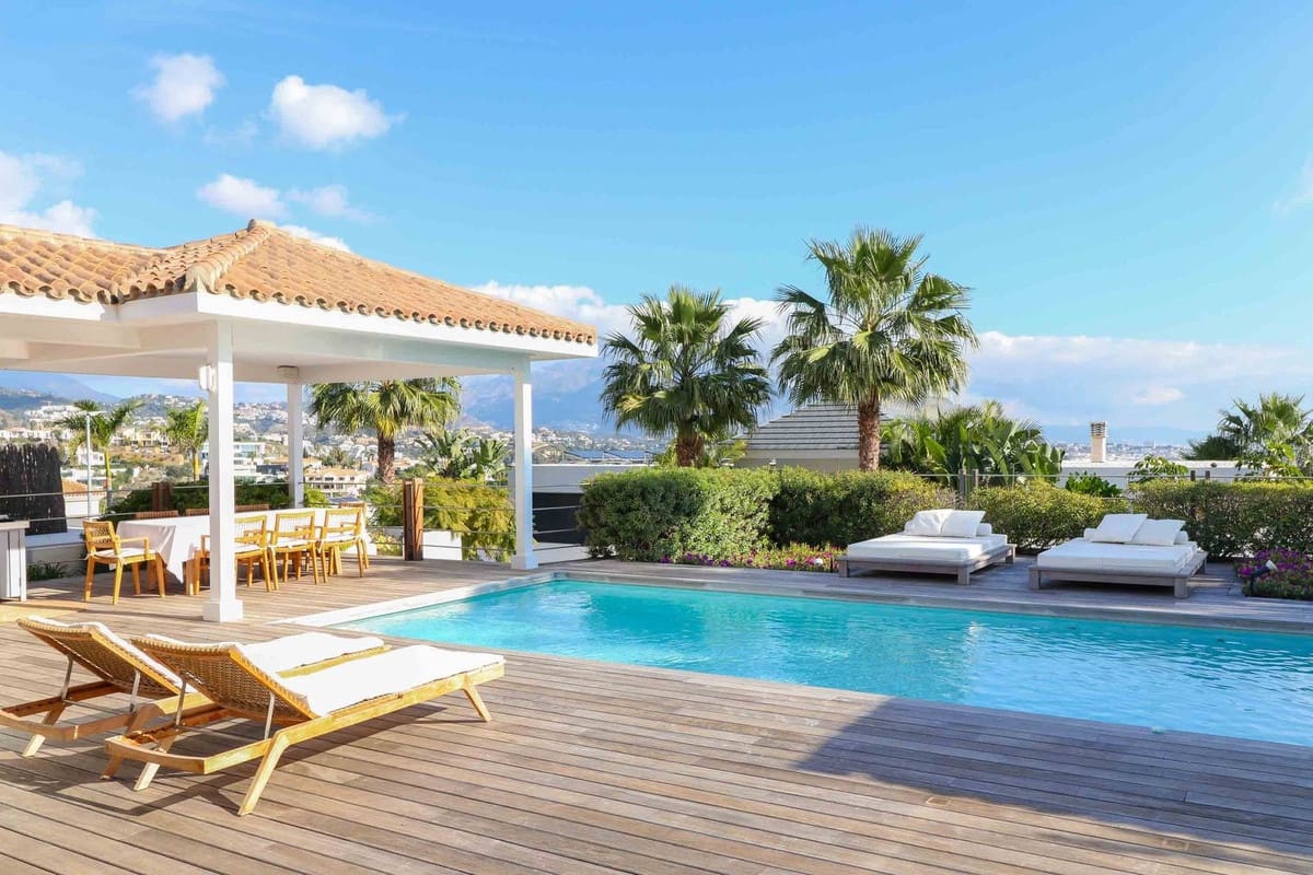 4 bedroom Villa for sale in Benahavis with pool garage - € 1,850,000 (Ref: 9004825)