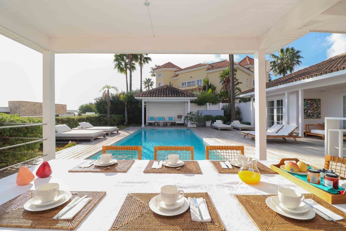 4 bedroom Villa for sale in Benahavis with pool garage - € 1,850,000 (Ref: 9004825)
