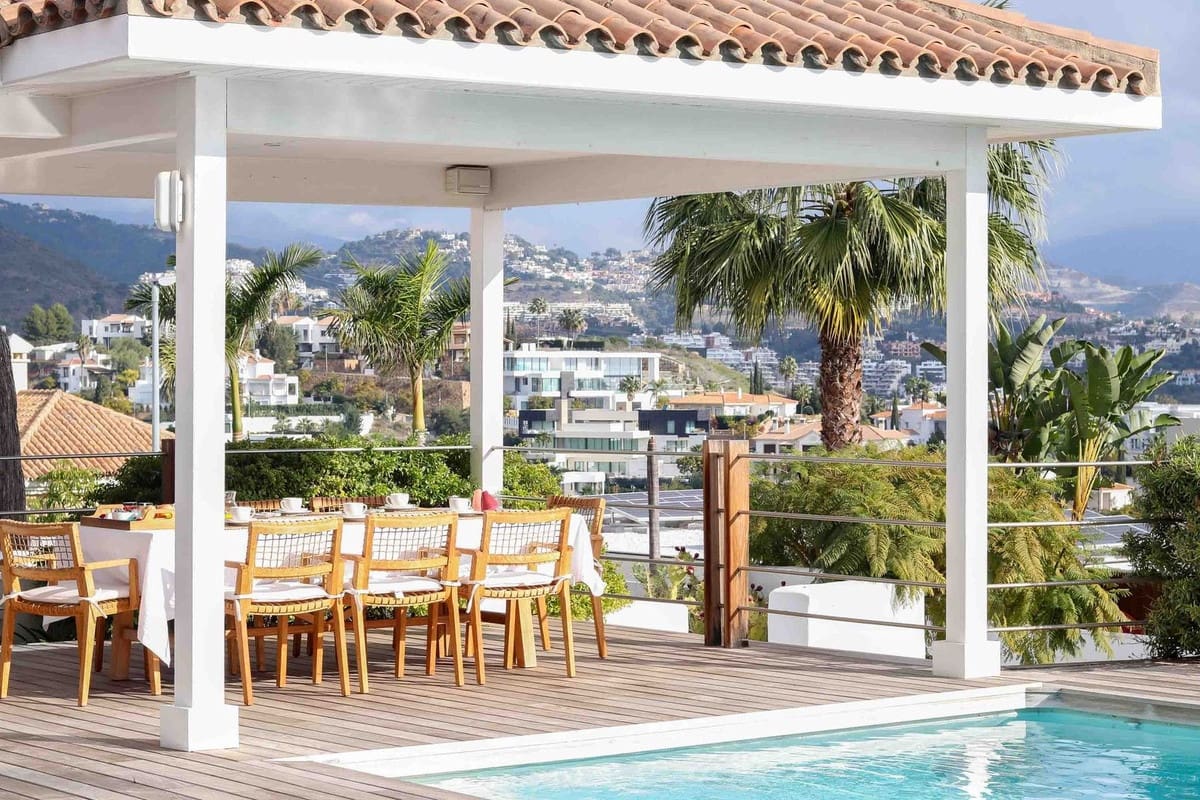 4 bedroom Villa for sale in Benahavis with pool garage - € 1,850,000 (Ref: 9004825)