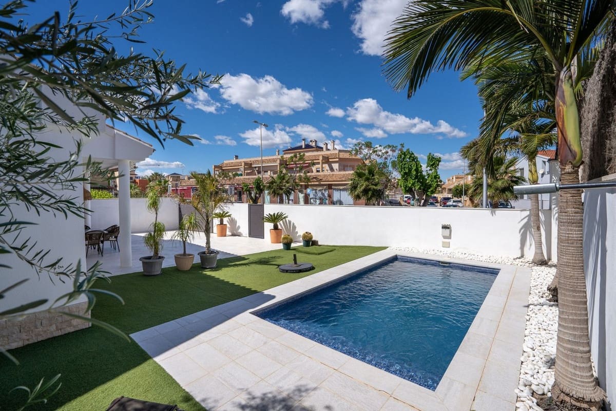 5 bedroom Villa for sale in Torre de la Horadada with pool garage - € 720,000 (Ref: 9020972)