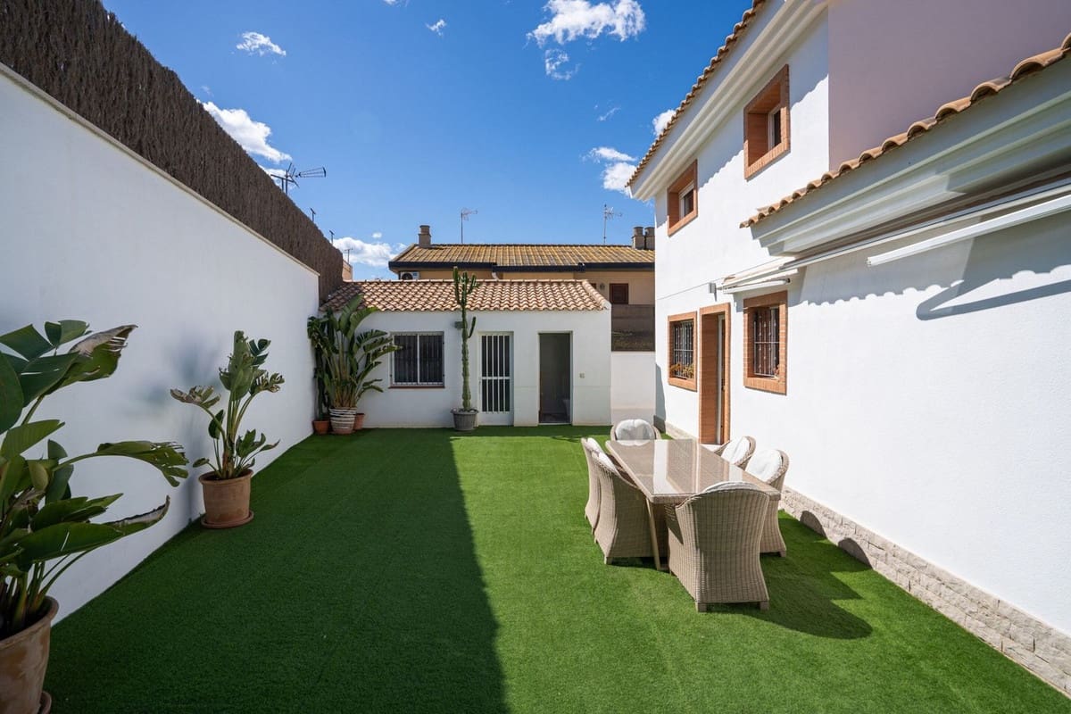 5 bedroom Villa for sale in Torre de la Horadada with pool garage - € 720,000 (Ref: 9020972)