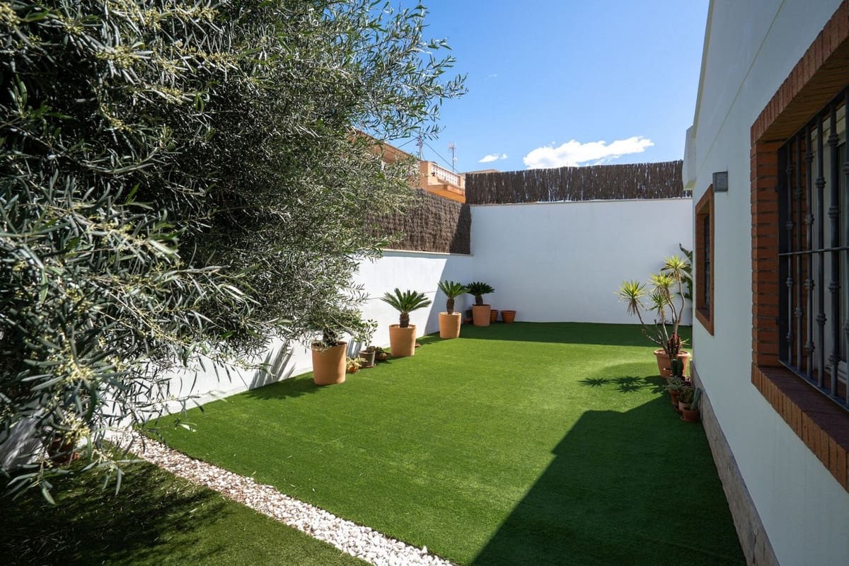 5 bedroom Villa for sale in Torre de la Horadada with pool garage - € 720,000 (Ref: 9020972)