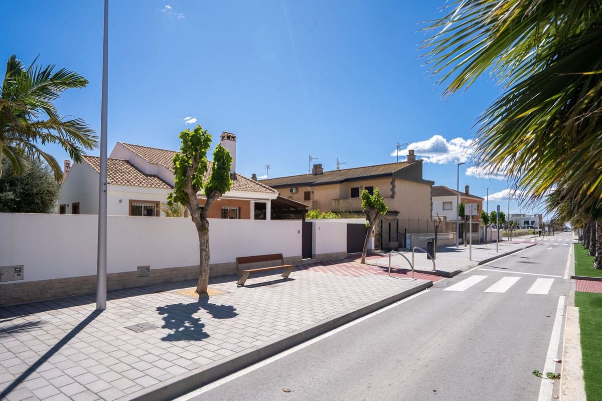 5 bedroom Villa for sale in Torre de la Horadada with pool garage - € 720,000 (Ref: 9020972)