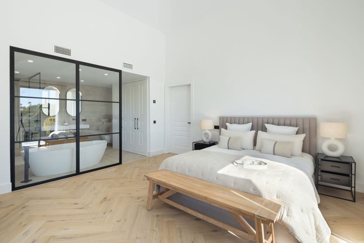 5 bedroom Villa for sale in La Quinta with pool garage - € 4,900,000 (Ref: 9026828)