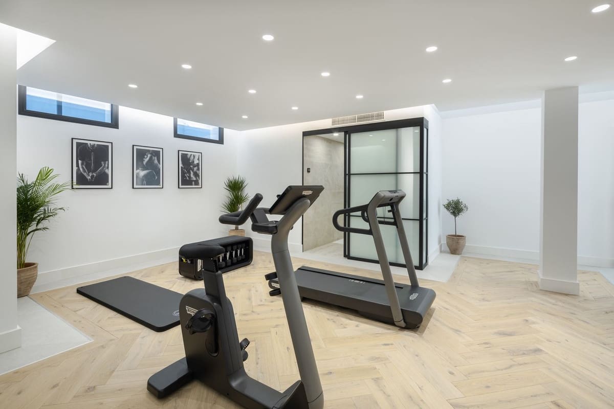 5 bedroom Villa for sale in La Quinta with pool garage - € 4,900,000 (Ref: 9026828)