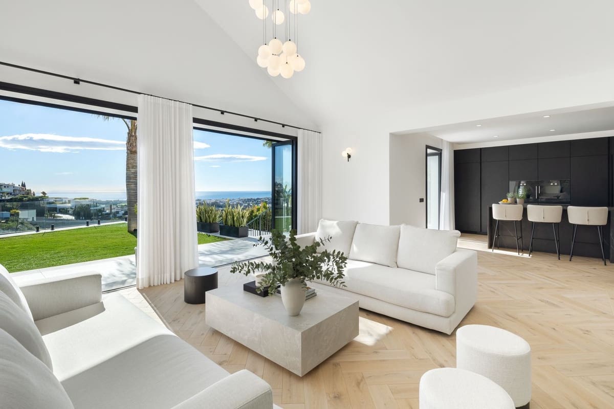 5 bedroom Villa for sale in La Quinta with pool garage - € 4,900,000 (Ref: 9026828)