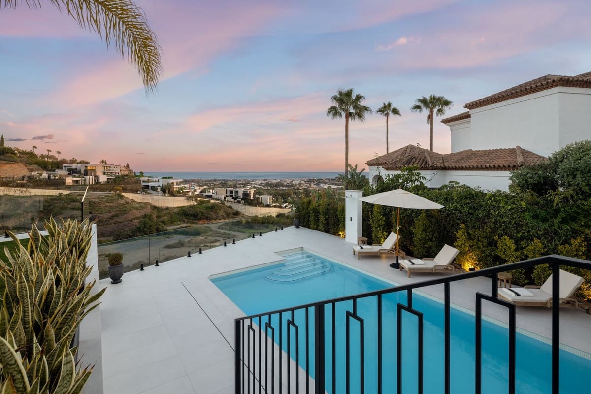 5 bedroom Villa for sale in La Quinta with pool garage - € 4,900,000 (Ref: 9026828)