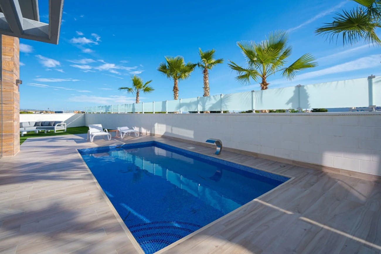 Chalet de 4 habitaciones en Cabo Roig en venta con piscina garaje - 535.000 € (Ref: 9031565)