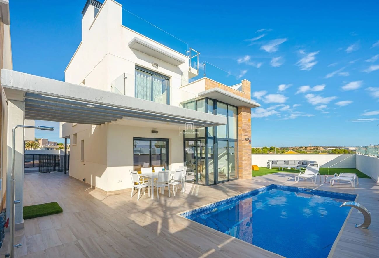 Chalet de 4 habitaciones en Cabo Roig en venta con piscina garaje - 535.000 € (Ref: 9031565)