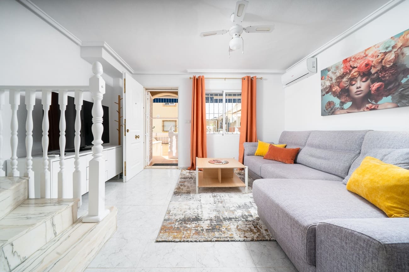 4 soverom Hus til salgs i Orihuela Costa med svømmebasseng garasje - € 220 000 (Ref: 9042225)