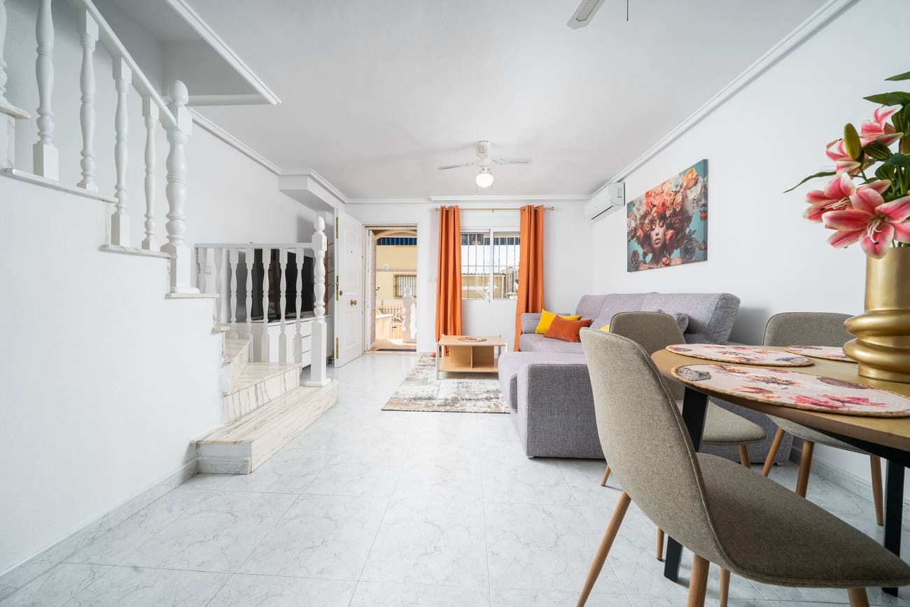 4 soverom Hus til salgs i Orihuela Costa med svømmebasseng garasje - € 220 000 (Ref: 9042225)