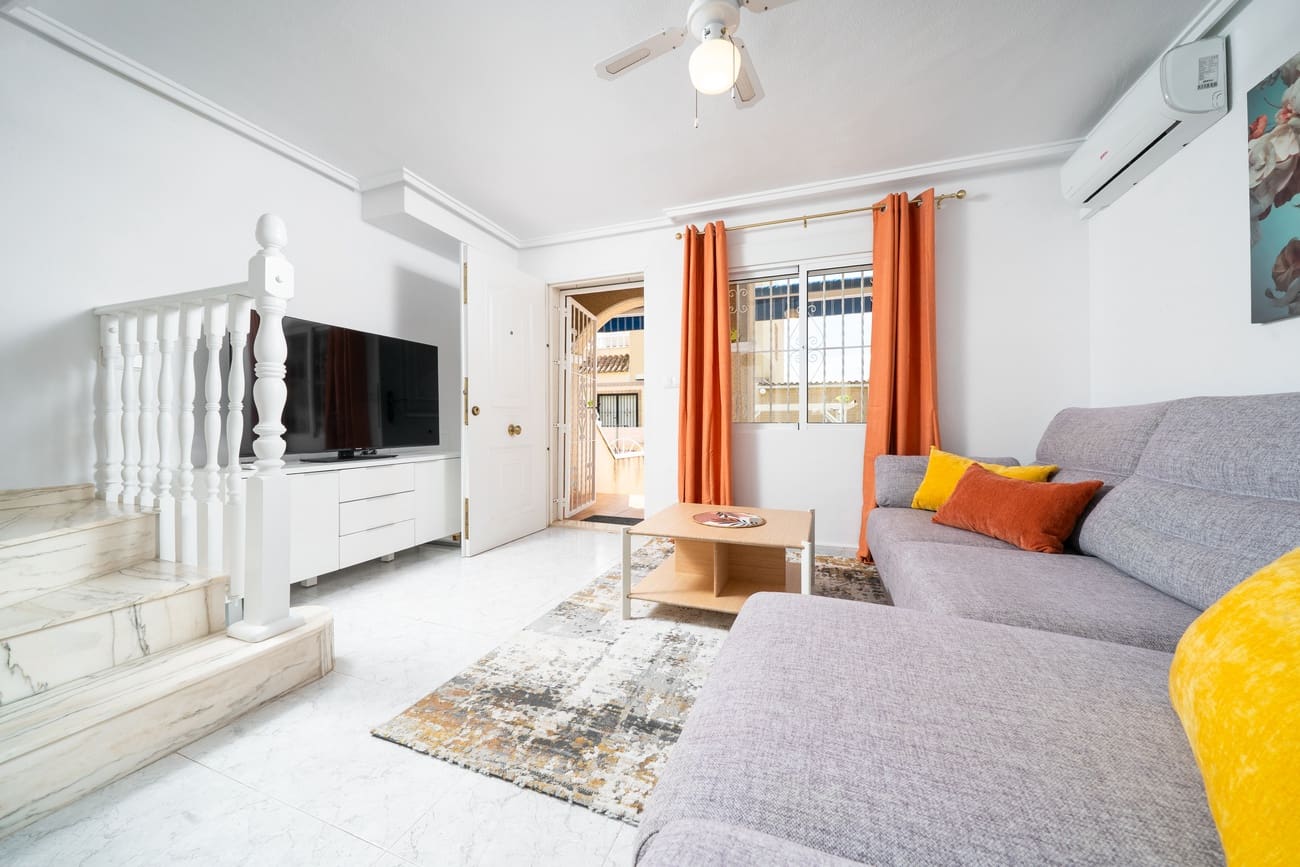 4 soverom Hus til salgs i Orihuela Costa med svømmebasseng garasje - € 220 000 (Ref: 9042225)