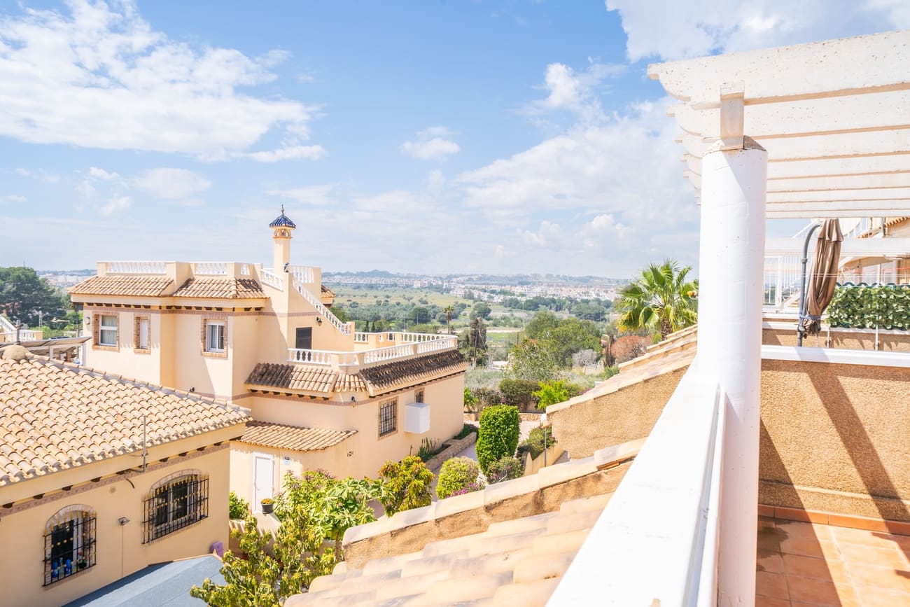 4 soverom Hus til salgs i Orihuela Costa med svømmebasseng garasje - € 220 000 (Ref: 9042225)