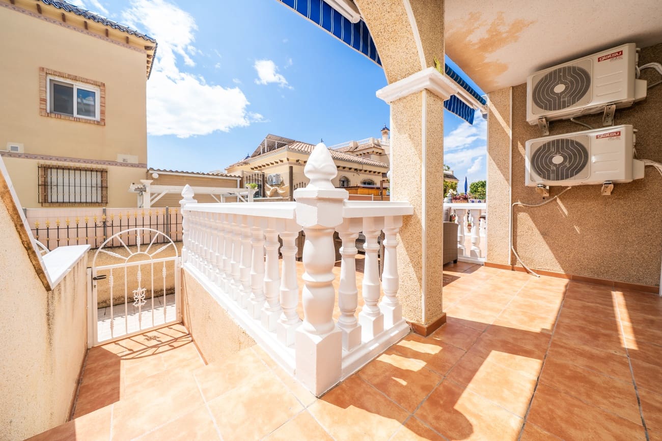 4 soverom Hus til salgs i Orihuela Costa med svømmebasseng garasje - € 220 000 (Ref: 9042225)