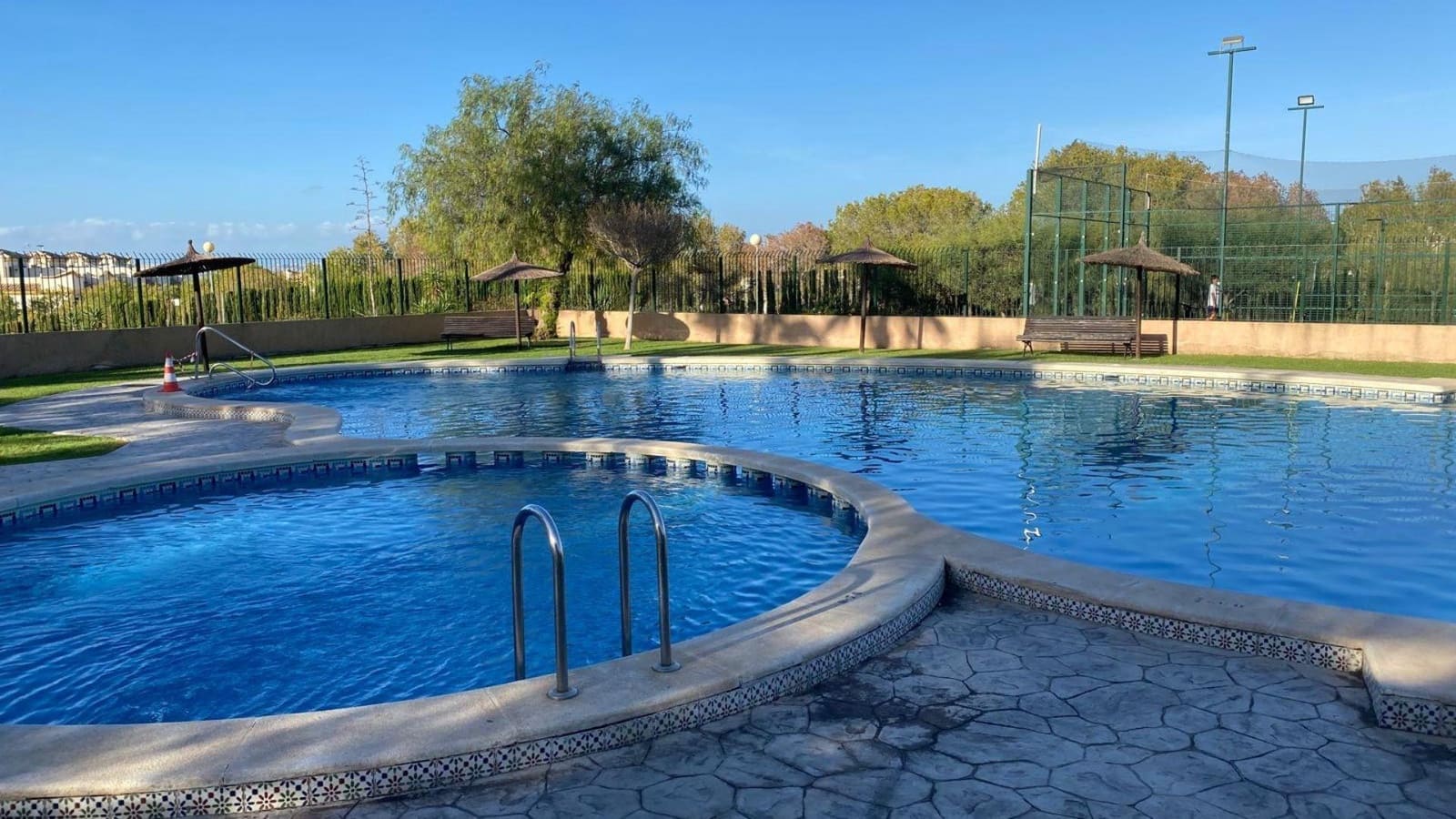 4 soverom Kjedet enebolig til salgs i Torrevieja med svømmebasseng - € 209 900 (Ref: 9076285)