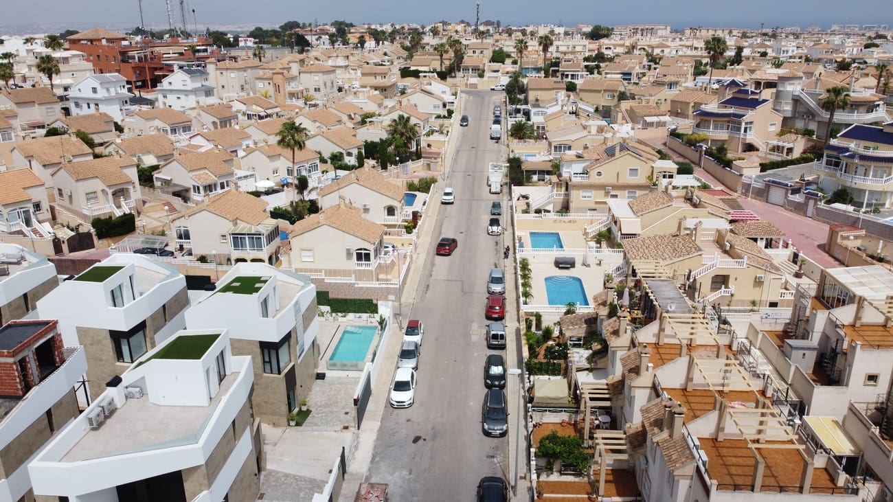 3 soverom Hus til salgs i Torrevieja med svømmebasseng - € 189 000 (Ref: 9076287)