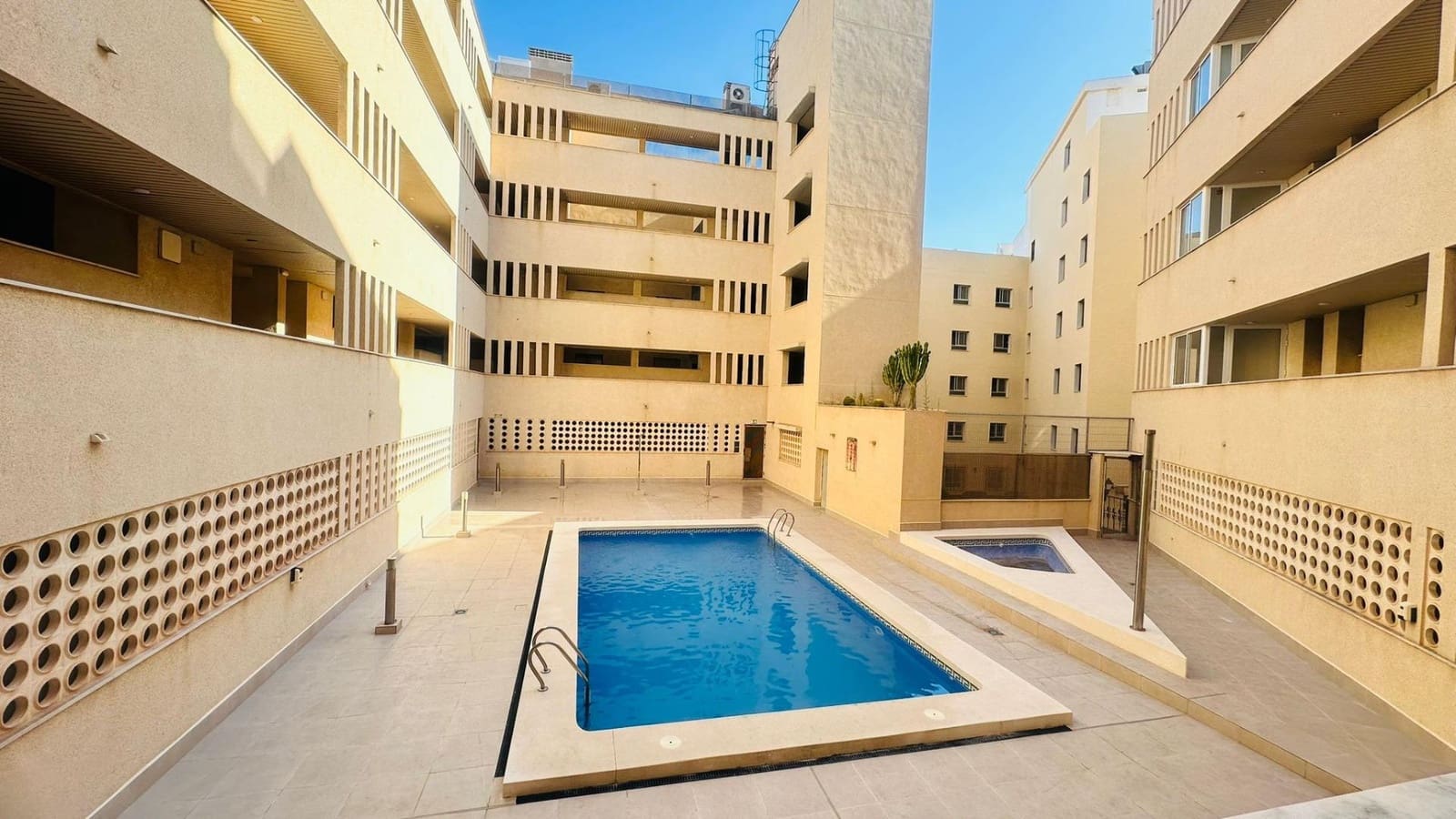 2 soveværelse Penthouse til salg i Torrevieja med swimmingpool - € 241.000 (Ref: 9089800)