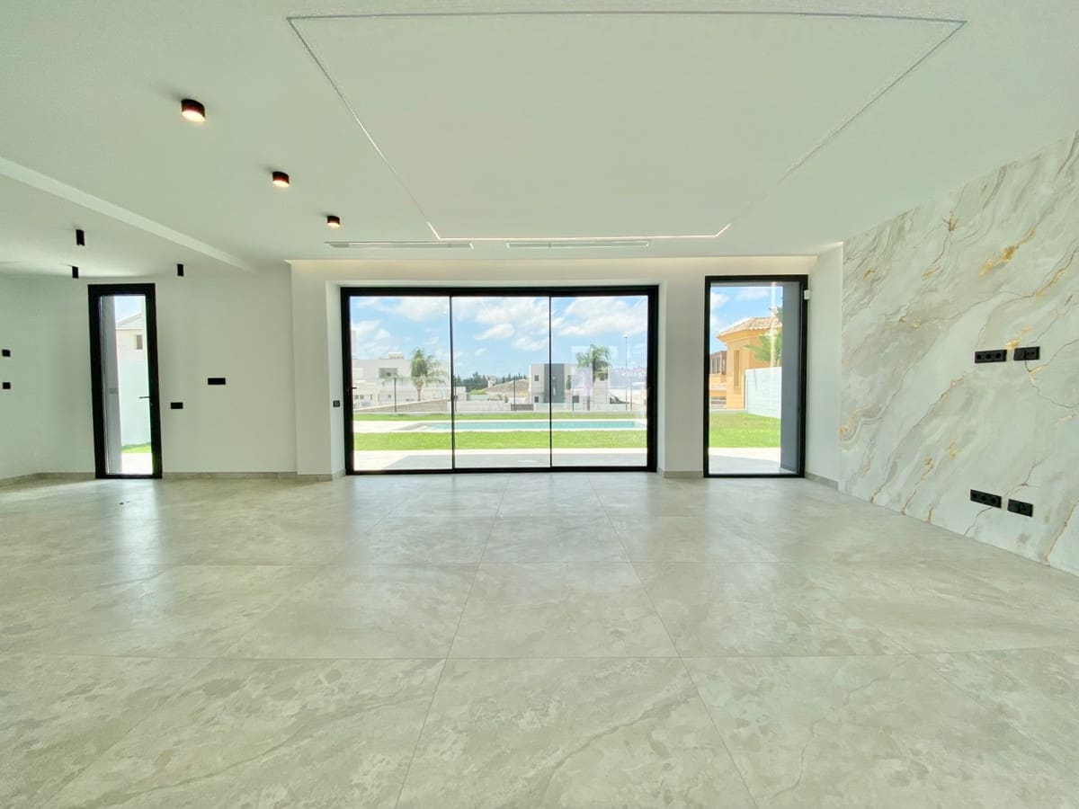 2 soveværelse Villa til salg i Mijas med swimmingpool - € 1.400.000 (Ref: 9108666)