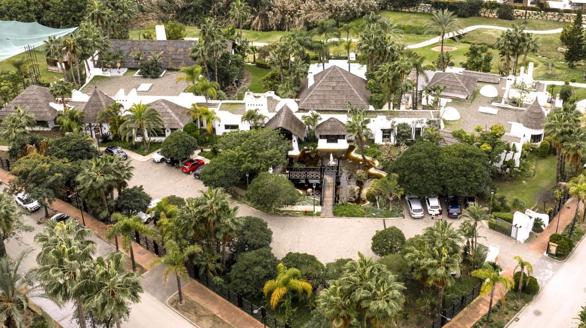 5 bedroom Villa for sale in El Paraiso with pool - € 1,950,000 (Ref: 9110287)