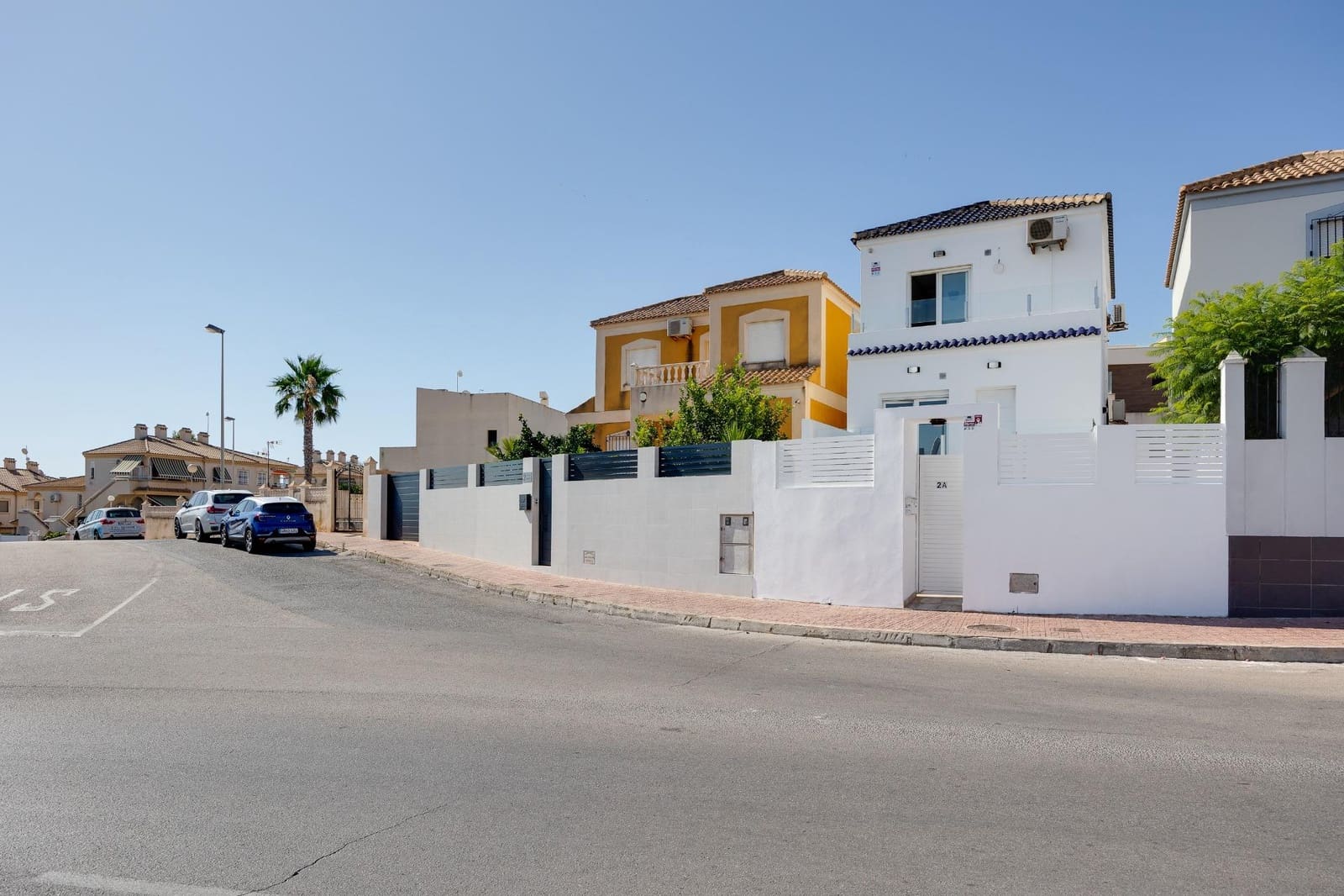 Chalet de 2 habitaciones en Torrevieja en venta con piscina - 290.000 € (Ref: 9110292)