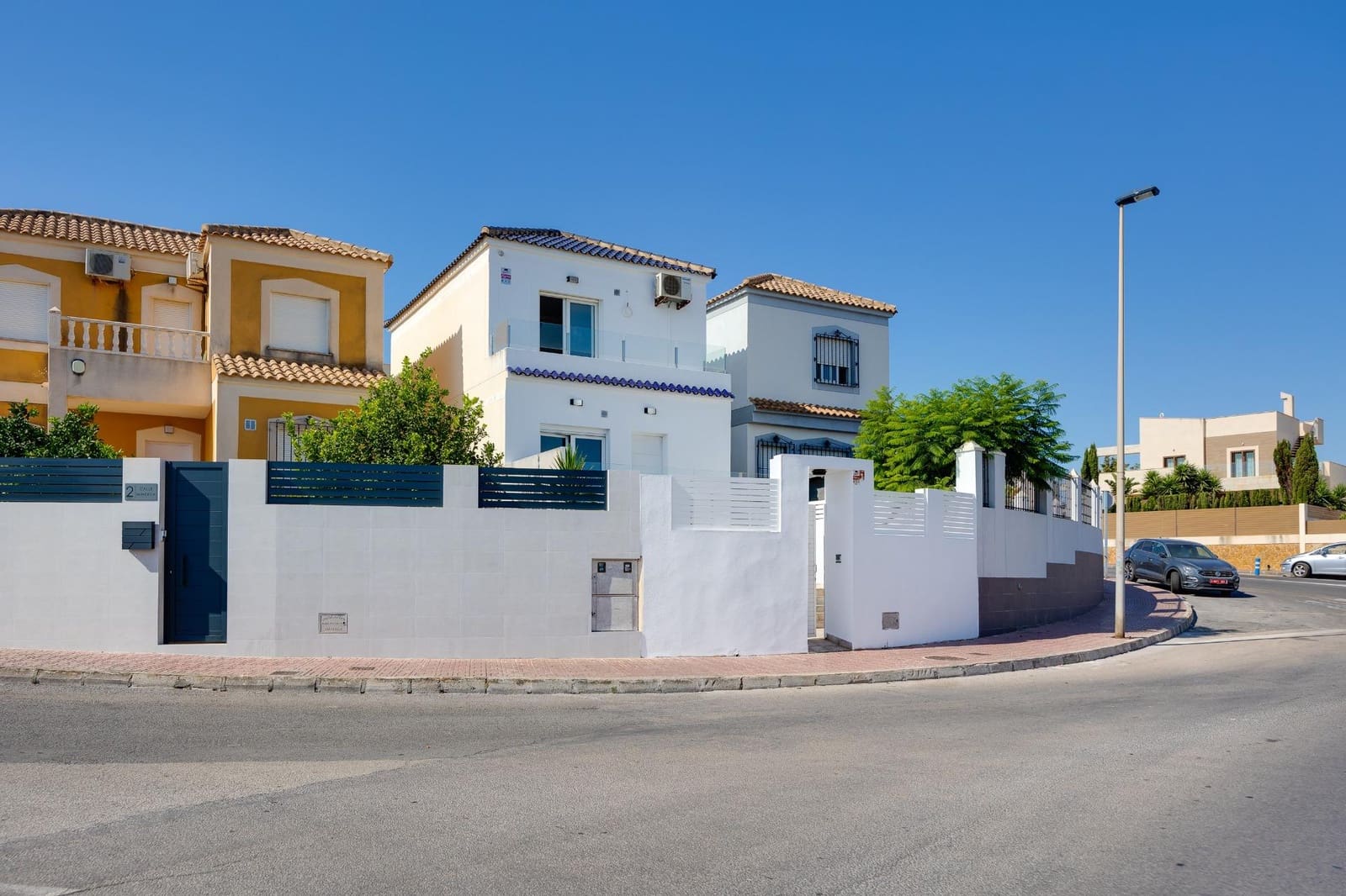 Chalet de 2 habitaciones en Torrevieja en venta con piscina - 290.000 € (Ref: 9110292)