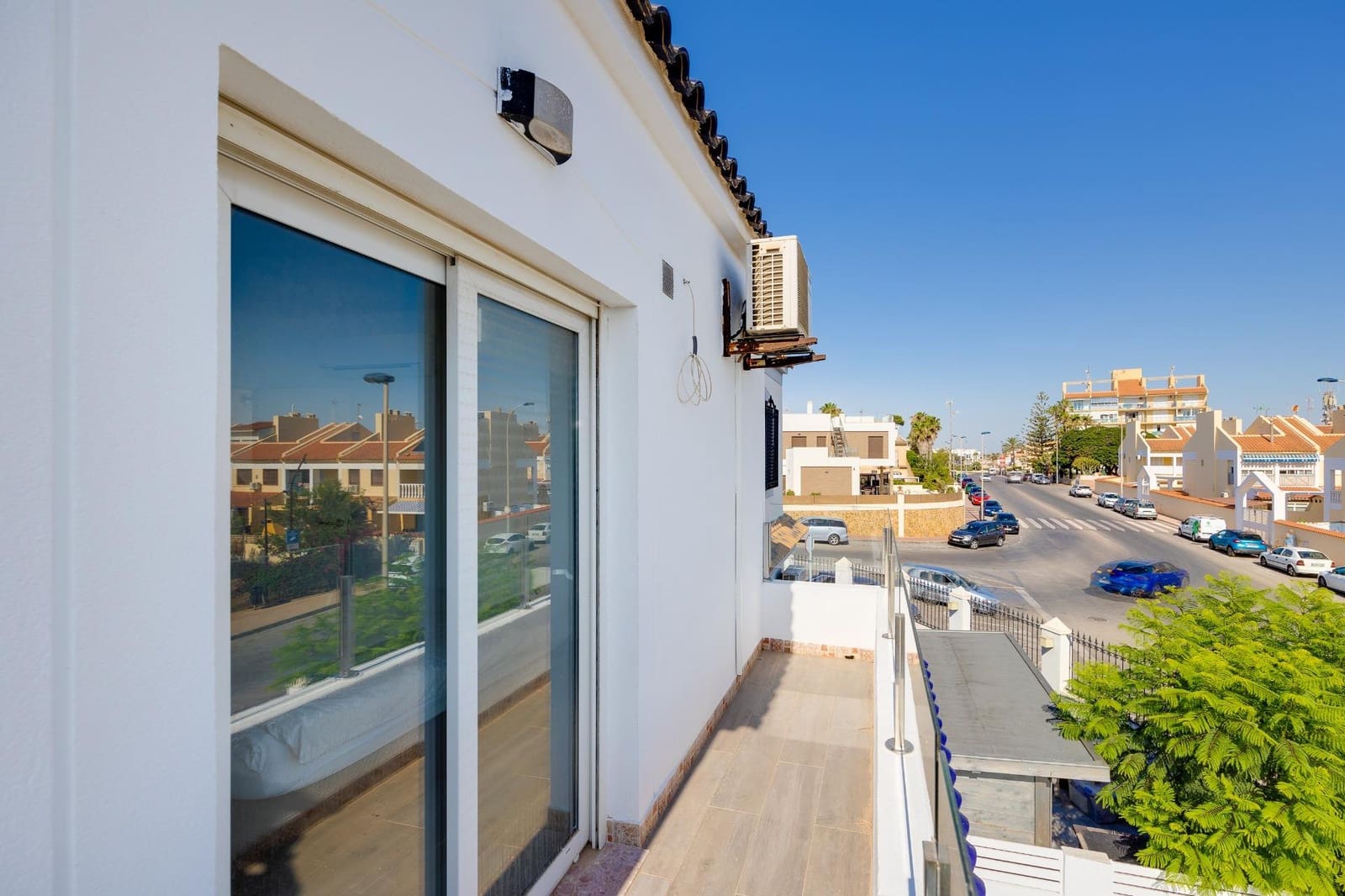 Chalet de 2 habitaciones en Torrevieja en venta con piscina - 290.000 € (Ref: 9110292)