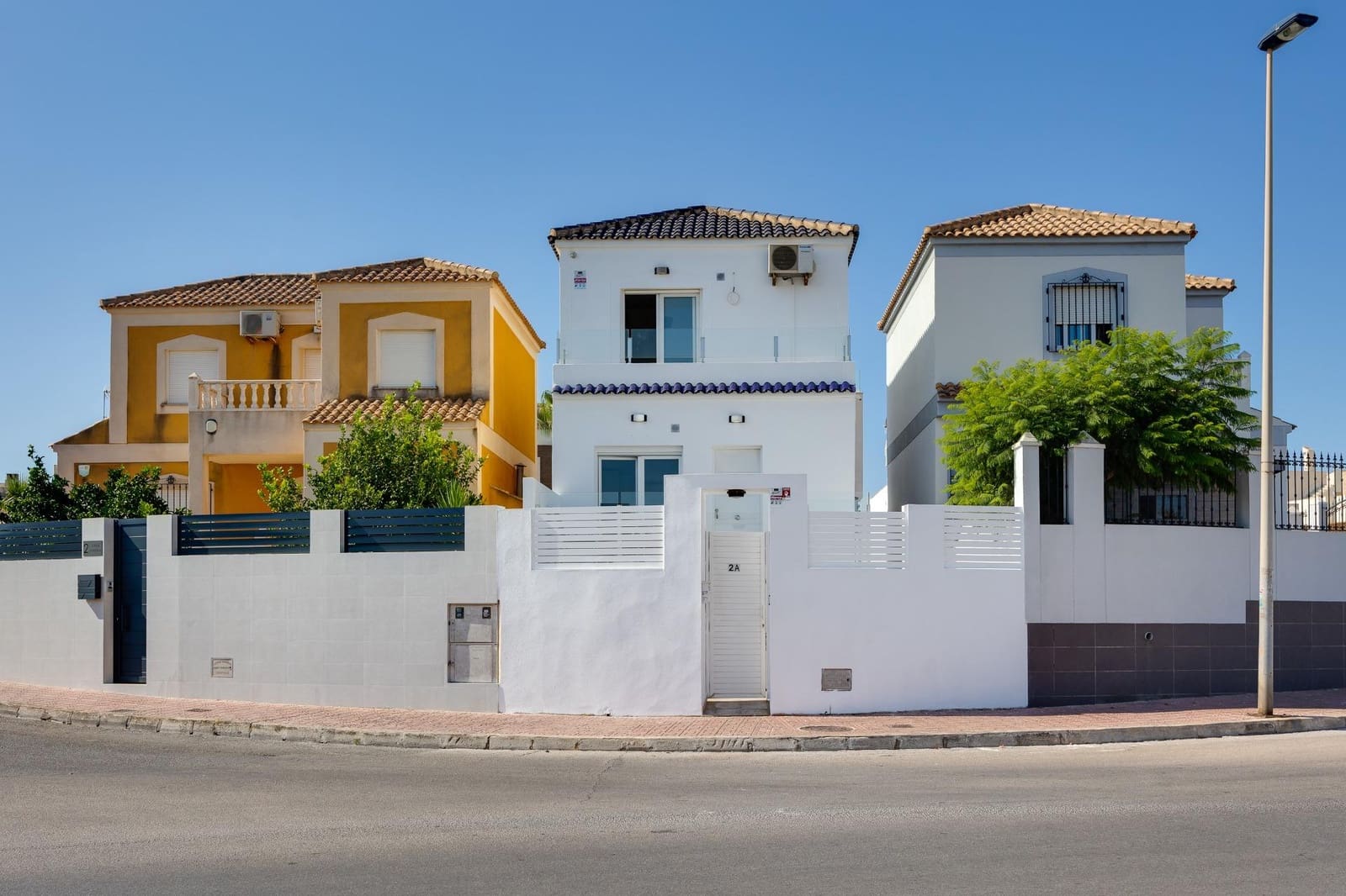 Chalet de 2 habitaciones en Torrevieja en venta con piscina - 290.000 € (Ref: 9110292)