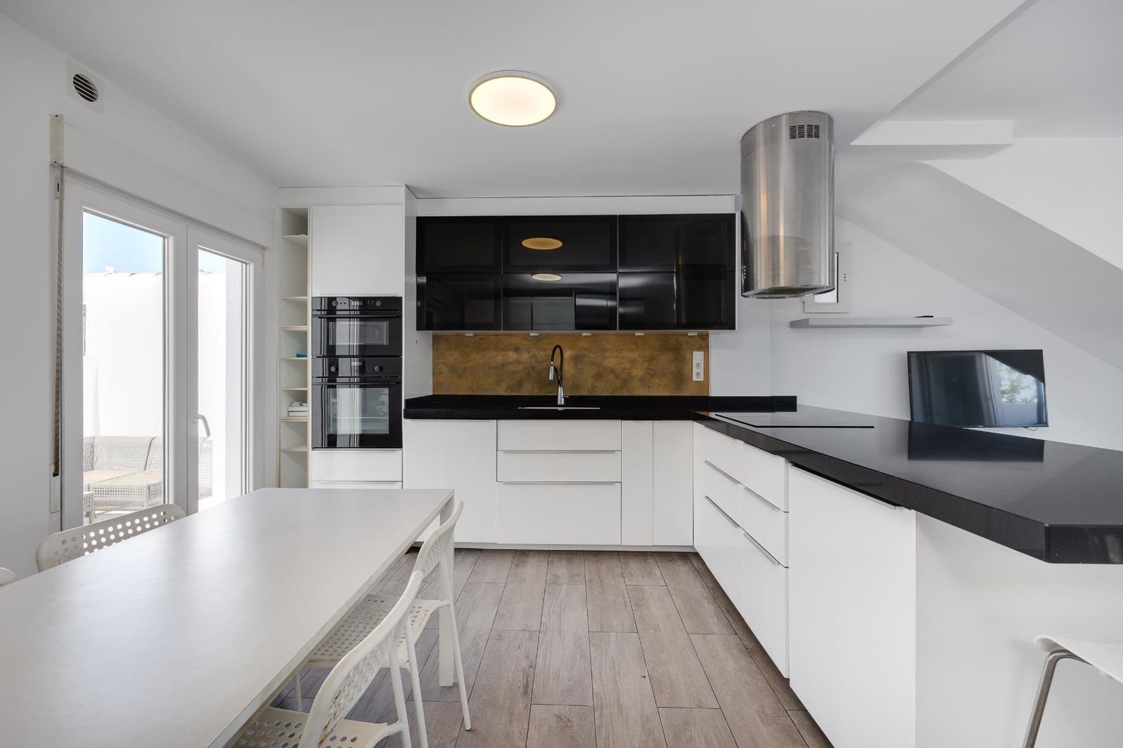 Chalet de 2 habitaciones en Torrevieja en venta con piscina - 290.000 € (Ref: 9110292)