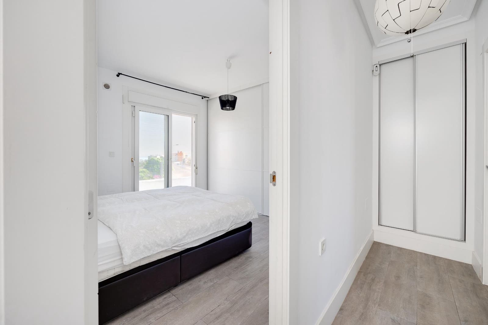 Chalet de 2 habitaciones en Torrevieja en venta con piscina - 290.000 € (Ref: 9110292)