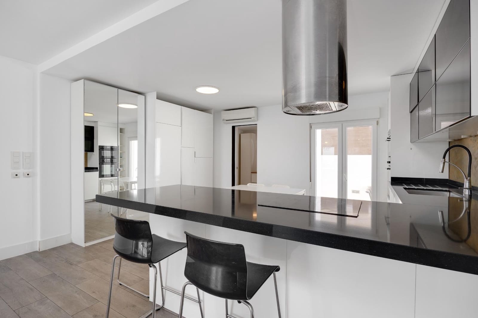 Chalet de 2 habitaciones en Torrevieja en venta con piscina - 290.000 € (Ref: 9110292)