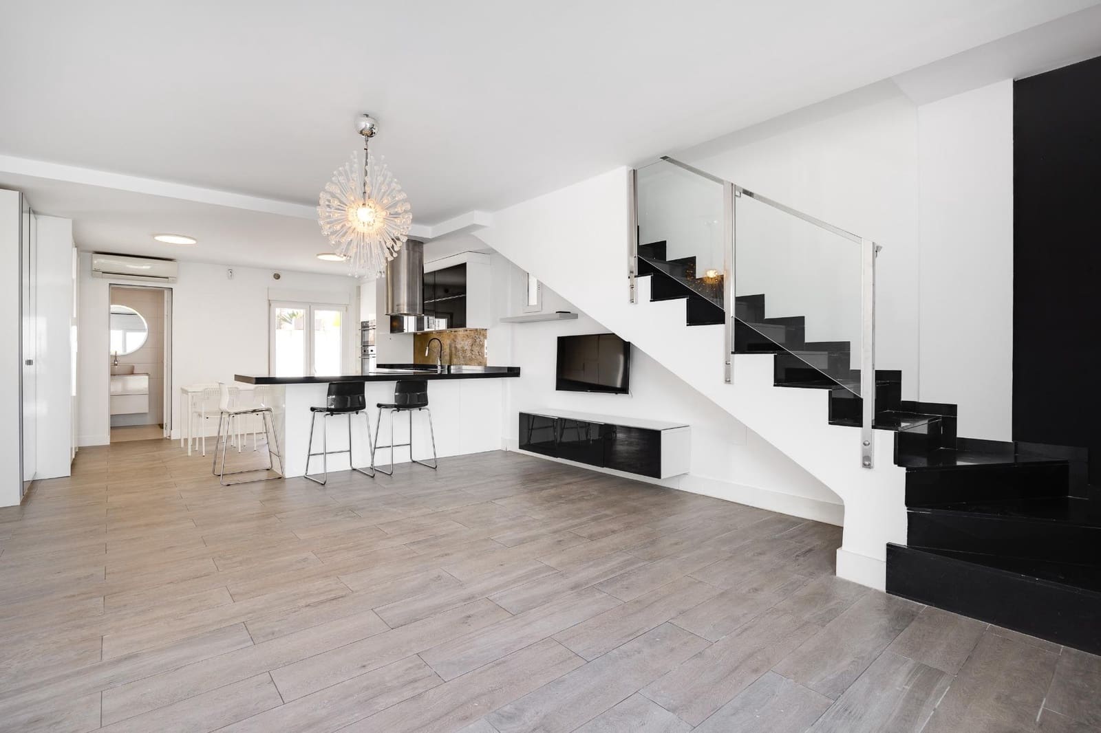 Chalet de 2 habitaciones en Torrevieja en venta con piscina - 290.000 € (Ref: 9110292)