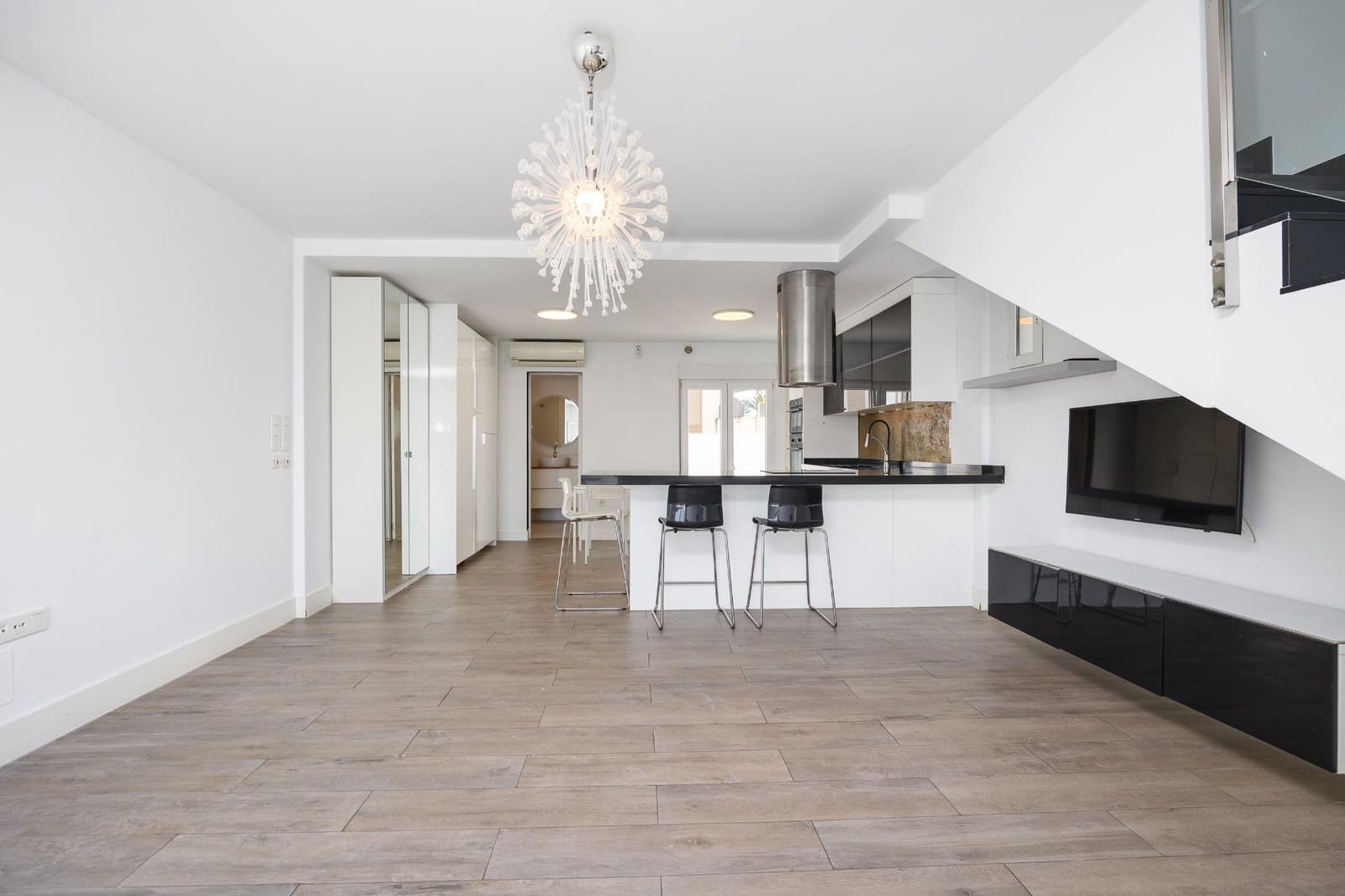 Chalet de 2 habitaciones en Torrevieja en venta con piscina - 290.000 € (Ref: 9110292)