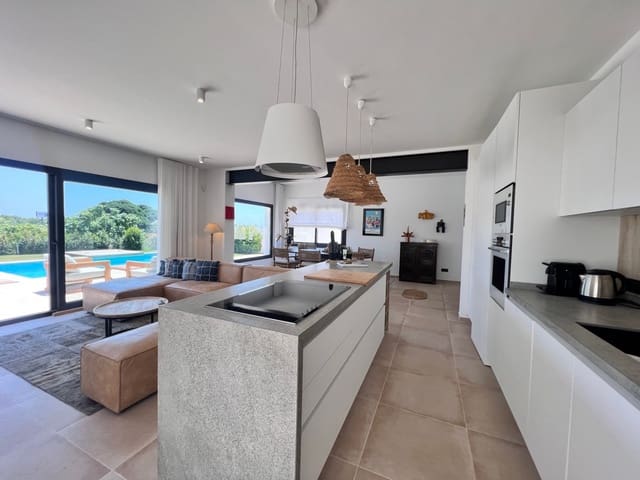 3 bedroom Villa for sale in El Velerín, Estepona with garage - € 1,395,000 (Ref: 9110295)