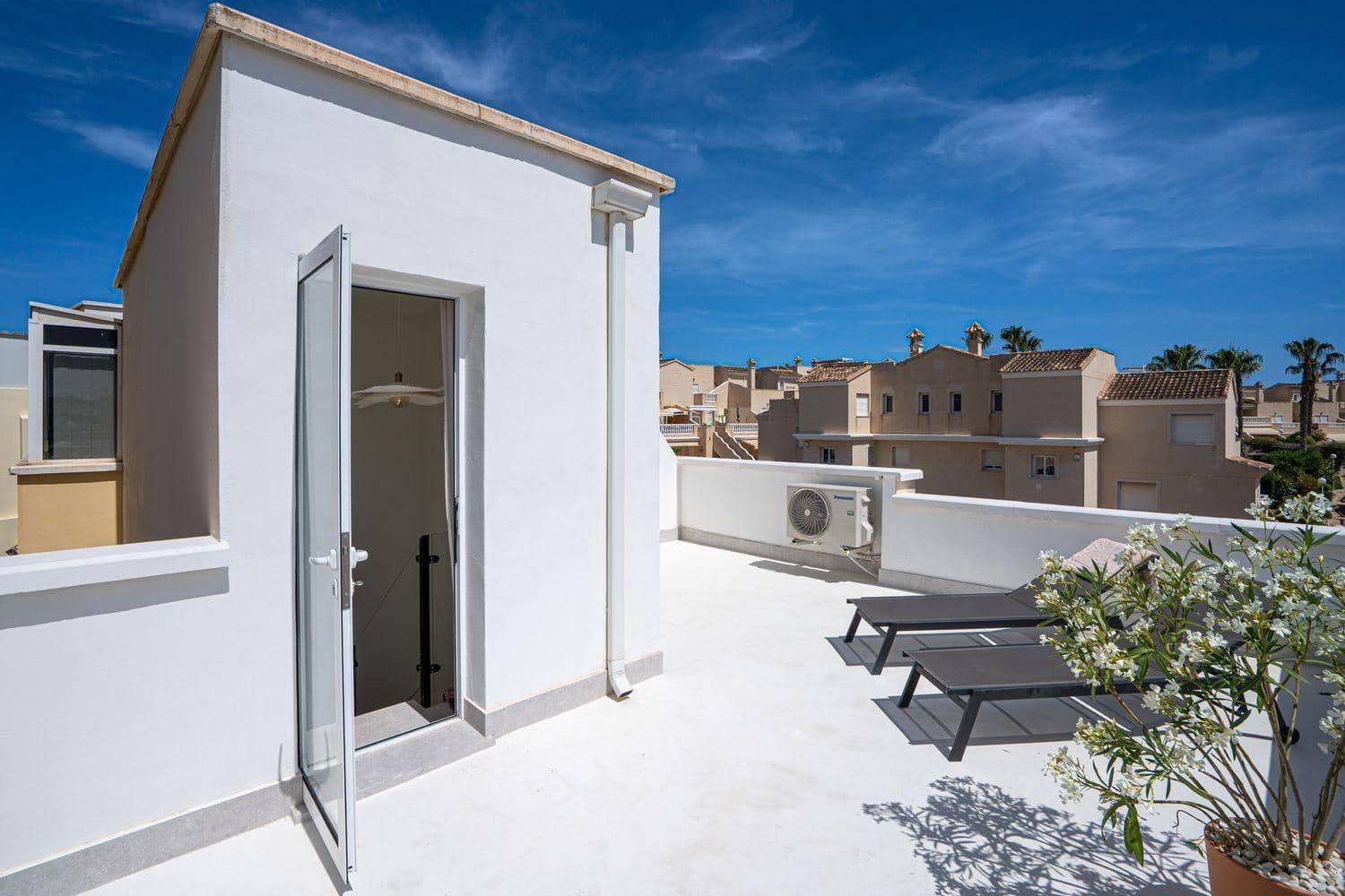 2 soveværelse Semi-Rækkehus til salg i Orihuela Costa med swimmingpool - € 280.000 (Ref: 9128250)