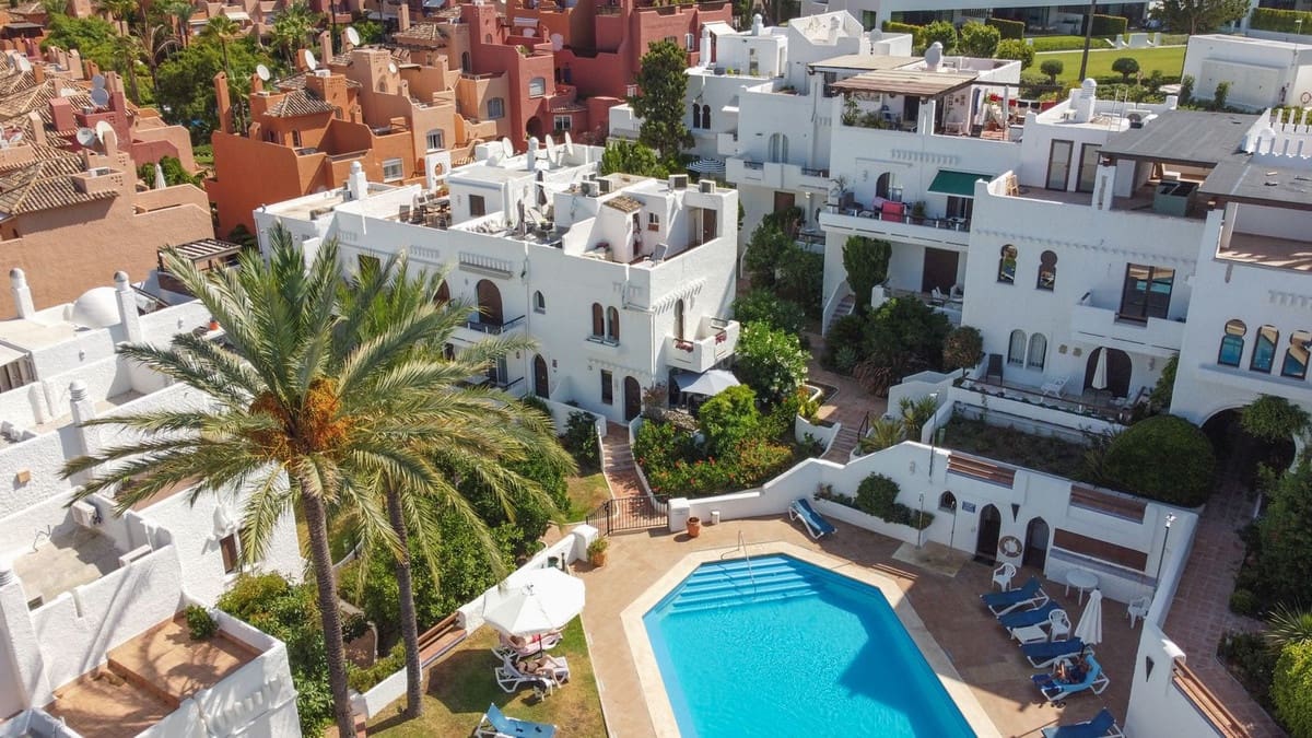 1 soverom Hus til salgs i Nueva Andalucia med svømmebasseng - € 330 000 (Ref: 9128254)