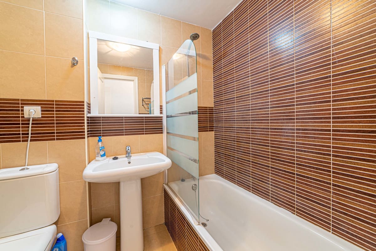 Apartamento de 2 habitaciones en Fuengirola en venta con piscina garaje - 299.000 € (Ref: 9132379)